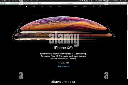 London, Großbritannien - 12 September 2018: Die neueste iPhone X S Smartphone Computer, auf dem Computer MacBook Display gesehen nach Cupertino keynote Produkteinführung Stockfoto