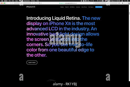 London, Großbritannien - 12 September 2018: Flüssigkeit Netzhaut auf dem iPhone X R smartphone Computer, auf dem Computer MacBook Display gesehen nach Cupertino keynote Produkteinführung Stockfoto