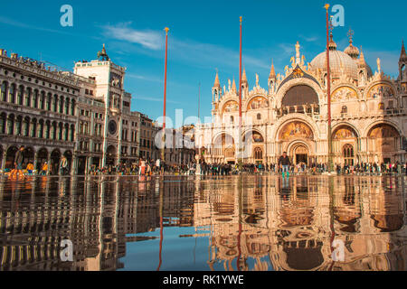 Überflutet Plaza San Marco in Venedig. Der Wasserspiegel steigt über dem normalen Niveau, das Wasser dort, wo es nicht sein sollte. Stockfoto