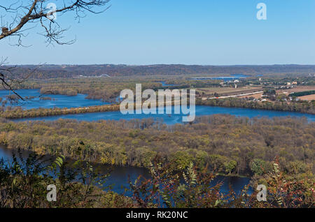 Zusammenfluss von Wisconsin und Mississippi Flüsse von oben Bluffs bei wyalusing State Park und Iowa im Abstand Stockfoto