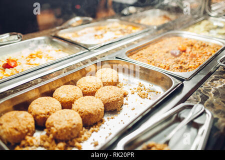 Sortiment an frischen Speisen im Hotel Frühstücksbuffet angezeigt. Auswahl an Essen in der Kantine bereit für das Abendessen. Reis und Bohnen. All inclusive Stockfoto