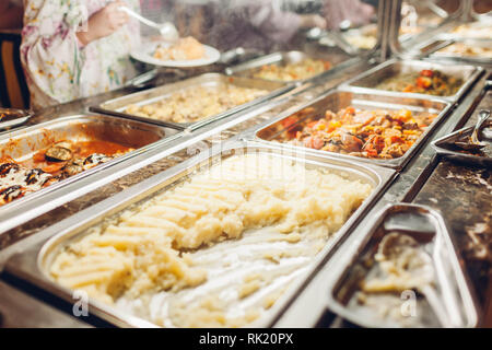 Sortiment an frischen Speisen im Hotel Frühstücksbuffet angezeigt. Auswahl an Essen in der Kantine bereit für das Abendessen. Kartoffeln und Gemüse. All inclusive Stockfoto