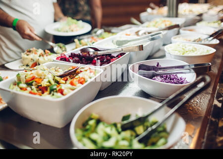 Sortiment an frischen Speisen im Hotel Frühstücksbuffet angezeigt. Auswahl an Essen in der Kantine bereit für das Abendessen. Gemüse Salate. All inclusive Stockfoto