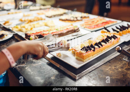 Sortiment an frischen Desserts im Hotel Frühstücksbuffet angezeigt. Auswahl an Kuchen in der Kantine bereit für Abendessen Stockfoto