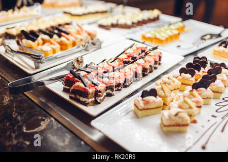 Sortiment an frischen Desserts im Hotel Frühstücksbuffet angezeigt. Auswahl an Kuchen in der Kantine bereit für Abendessen Stockfoto