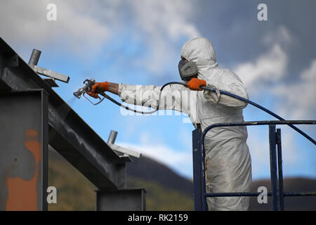 Handwerker sprühen Farben die Stahlträger auf der Baustelle Stockfoto