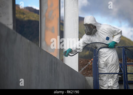 Handwerker sprühen Farben die Stahlträger auf der Baustelle Stockfoto