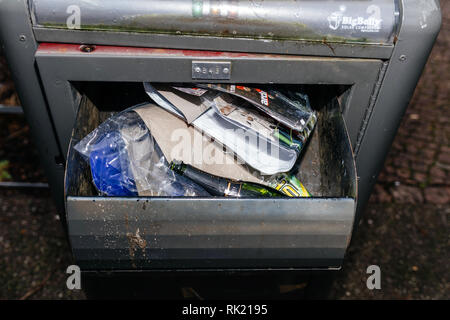 PARIS, Frankreich - Jan 1, 2019: Voll mit Flasche Champagner und Feuerwerk Pakete Bigbelly smart Abfallwirtschaft und host Kommunikationsinfrastruktur Stockfoto