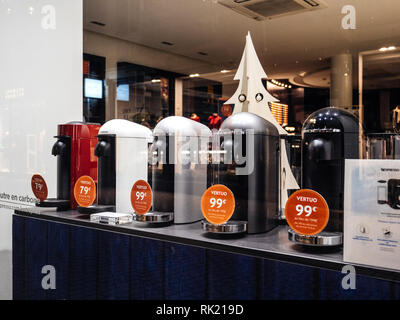 Paris, Frankreich, 25.November 2018: Neue NESPRESSO Kaffeekapseln Vertuo Maschinen von Magimix und Braun auf Verkauf produziert mit einem besonderen Urlaub ermäßigten Preis Stockfoto