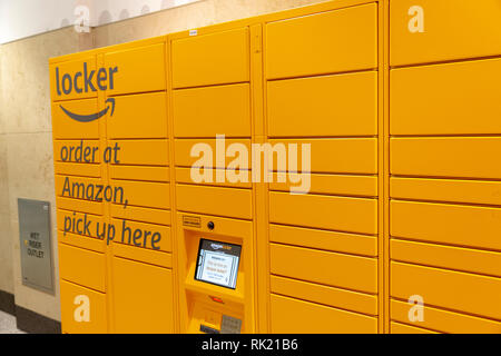 Amazon Schließfächer für Paket Sammlung in Manchester Arndale Centre, Manchester, England Stockfoto