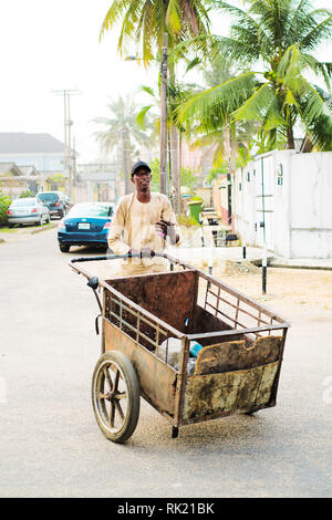 Städtische Aufträge - eine Art Schnitzeljagd in den Straßen von Lagos mit seinen Warenkorb Stockfoto