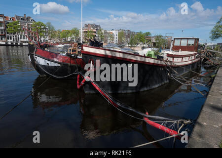 Hausboote in den Grachten von Amsterdam. Die ursprüngliche Hausboote sind charmant Schiffe, Hagel vom Amsterdamer Seefahrt und Handel legacy wiederhergestellt. Stockfoto