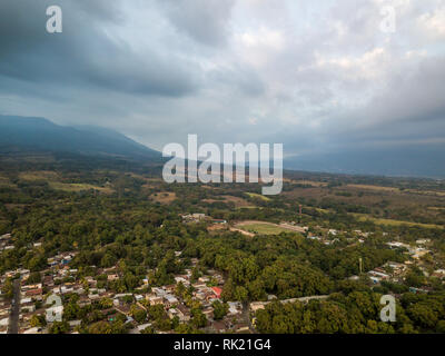 Luftbild des Lateinischen ländlichen Dorf Slums in Guatemala Stockfoto