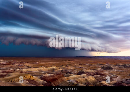 Die Schelfwolke (arcus) führt in der Painted Desert in der Nähe von Winslow, Arizona, zu einem Sturm Stockfoto