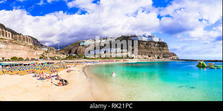 Schönen Playa de los Amadores tourquise, Blick auf Meer und Berge, Gran Canaria, Spanien. Stockfoto