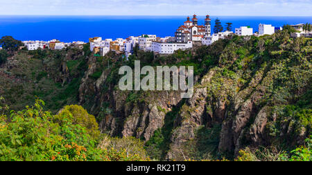 Beeindruckende Moya Dorf, mit Blick auf den berühmten Dom über Klippen, Gran Canaria, Spanien. Stockfoto