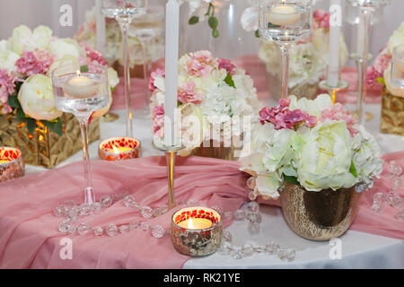 Hochzeit Dekorationen, Kerzen und Blumen Stockfoto