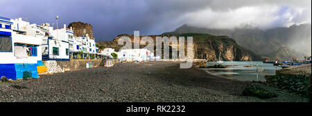 Beeindruckende Puerto de las Nieves, die traditionellen weißen Häuser, das Meer und die Berge. Gran cnaria, Spanien. Stockfoto