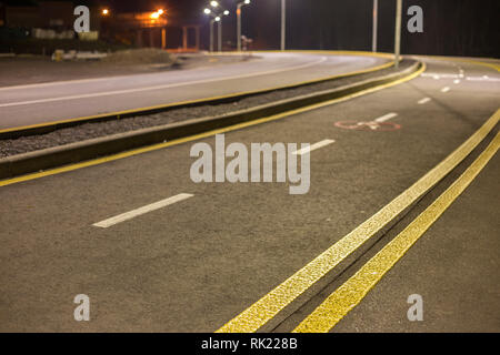 Große moderne glatte leeren Asphalt Autobahn scharf scharf mit hellen, weißen und gelben Markierung Zeichen Zeile. Geschwindigkeit, Sicherheit, komfortable Reise ein Stockfoto
