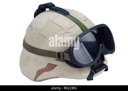 US Army kevlar Helm mit Brille, NVG mount und Camouflage Abdeckung auf weißem Hintergrund Stockfoto