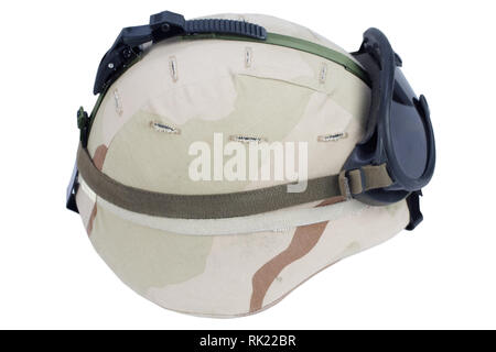 US Army kevlar Helm mit Brille, NVG mount und Camouflage Abdeckung auf weißem Hintergrund Stockfoto