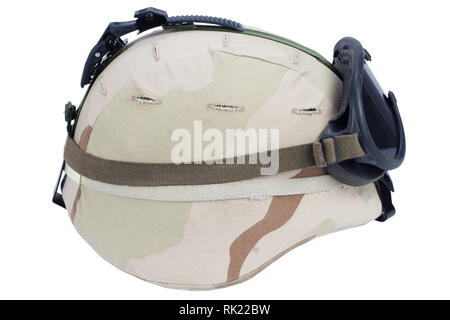 US Army kevlar Helm mit Brille, NVG mount und Camouflage Abdeckung auf weißem Hintergrund Stockfoto