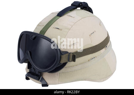 US Army kevlar Helm mit Brille, NVG mount und Camouflage Abdeckung auf weißem Hintergrund Stockfoto