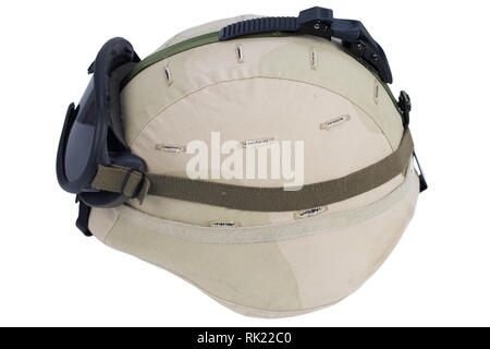 US Army kevlar Helm mit Brille, NVG mount und Camouflage Abdeckung auf weißem Hintergrund Stockfoto