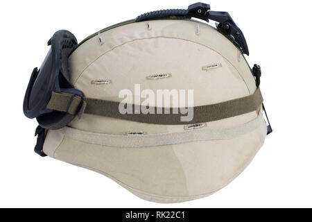 US Army kevlar Helm mit Brille, NVG mount und Camouflage Abdeckung auf weißem Hintergrund Stockfoto