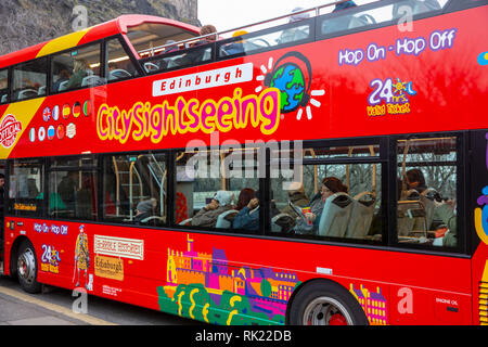 Stadtrundfahrt mit dem Bus in das Stadtzentrum von Edinburgh, Schottland, Großbritannien Stockfoto