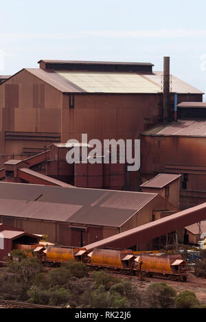 Industrielle Landschaft an der Eisenerz pellet Verarbeitung Gießerei in Whyalla in Südaustralien Stockfoto