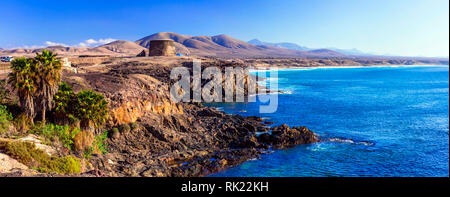 Unglaubliche Natur in El Cotillo, Aussicht mit Blick auf das Meer, die Felsen und Berge, Insel Fuerteventura, Spanien. Stockfoto