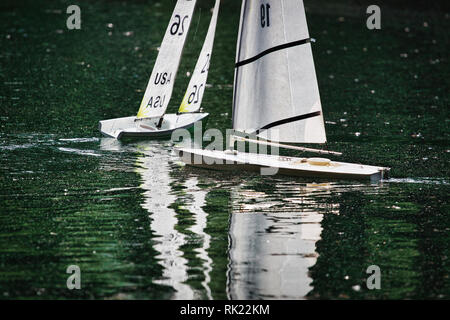 Spielzeug Segelboote im Central Park an einem sonnigen Tag Stockfoto