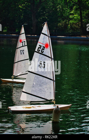 Spielzeug Segelboote im Central Park an einem sonnigen Tag Stockfoto