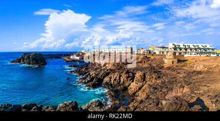 Schöne El Cotillo, Aussicht mit Blick auf das Meer, den einzigartigen Felsen und Dorf, Insel Fuerteventura, Spanien. Stockfoto