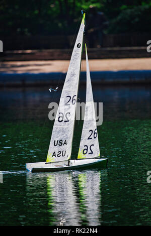 Spielzeug Segelboote im Central Park an einem sonnigen Tag Stockfoto