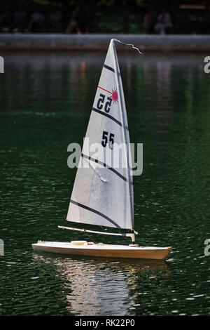 Spielzeug Segelboote im Central Park an einem sonnigen Tag Stockfoto