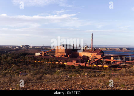 Industrielle Landschaft an der Eisenerz pellet Verarbeitung Gießerei in Whyalla in Südaustralien Stockfoto