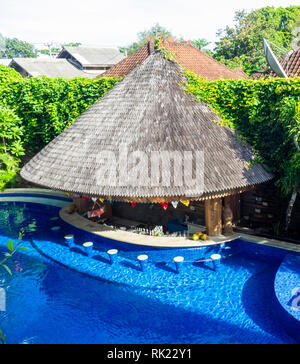 Strohdach bar in Baden am an der Jimbaran Bay Beach Resort & Spa, Jimbaran Bali Indonesien. Stockfoto