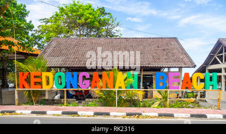 Große bunte Buchstaben Rechtschreibung Kedonganan Beach in Jimbaran Bay, Bali Indonesien. Stockfoto