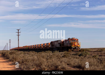 Eisenerz Güterzug am Bügeleisen Knopf in Whyalla Eisenbahn Bügeleisen Knopf South Australia Stockfoto