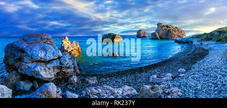 Schöne Petra tou Romiou über Sonnenuntergang, Zypern Insel. Stockfoto