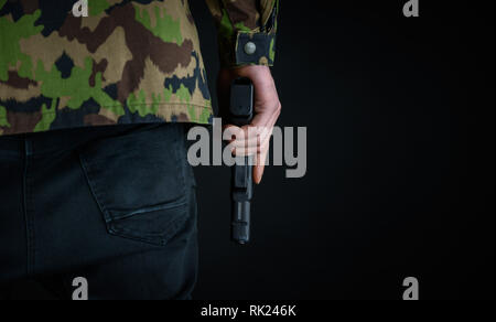 Soldat mit Gewehr in der Hand Stockfoto