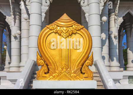 Bai Sema Grenzmarkierungen oder Buddha zeichen Stein markiert den heiligen Bereich im Wat Kaew Korawaram thailändischen buddhistischen Tempel in Krabi, Thailand Stockfoto