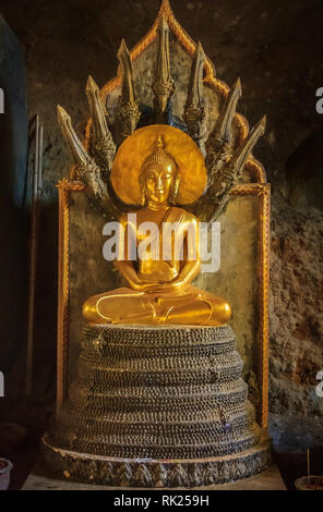 Goldene Statue von Buddha in der Meditation mit Naga Schlange in buddhistischen Höhlentempel Wat Tham Suwankhuha Monkey Cave in Phang Nga Thailand Stockfoto