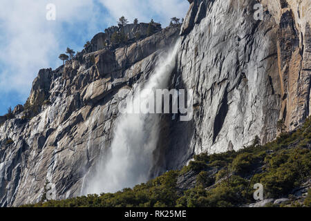 Yosemite Falls im Yosemite National Park, Kalifornien. Der frühe Frühling Saison. Stockfoto