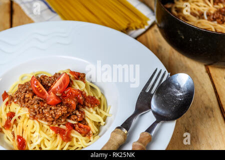 Traditionelle italienische Pasta Spaghetti Bolognese mit Hackfleisch und Tomaten auf Holz Tisch Stockfoto