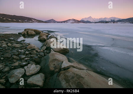 Berg gefrorenen See in den Abruzzen in der Dämmerung Stockfoto