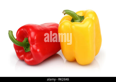 Rote und gelbe Paprika isoliert auf weißem Hintergrund Stockfoto