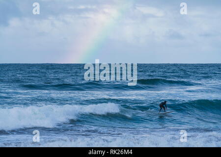 Surfer reitet Wellen, Unstad, Vestvagoy, Lofoten, Norwegen Stockfoto